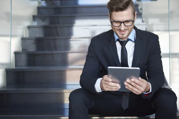 Biznesmen korzystający z tabletu cyfrowego — Zdjęcie stockowe