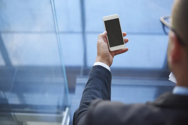 Smart telefon används av en modern affärsman — Stockfoto