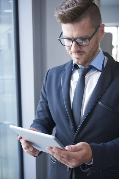 Uomo concentrato su documenti importanti — Foto Stock