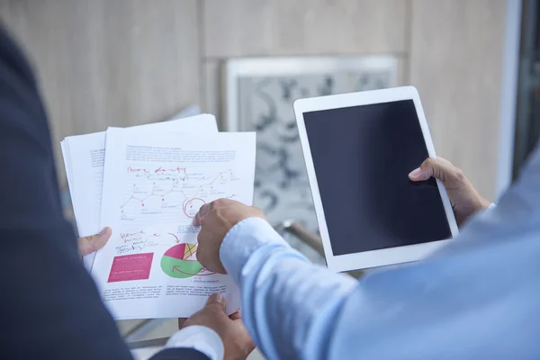 Homens analisando alguns documentos importantes — Fotografia de Stock