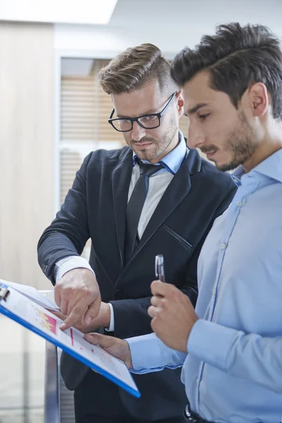 Dois homens analisando alguns documentos — Fotografia de Stock