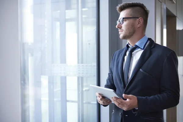 Office worker using digital tablet — Stock Photo, Image