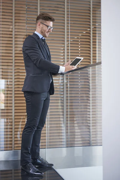 Geschäftsmann nutzt digitales Tablet im Büro — Stockfoto