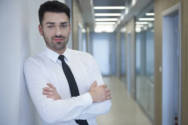 Jonge peinzende kantoormedewerker — Stockfoto