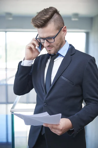 Empresario hace una llamada en el teléfono móvil — Foto de Stock