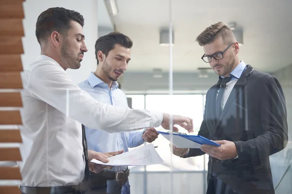 Empresarios trabajando juntos en la oficina — Foto de Stock