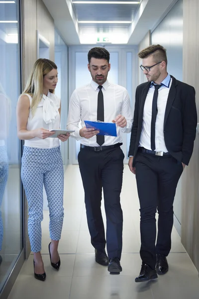 Gli uomini d'affari durante la discussione — Foto Stock