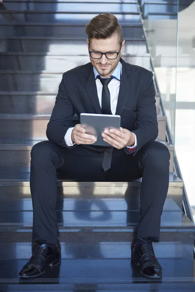 Upptagen affärsman med digital tablet — Stockfoto