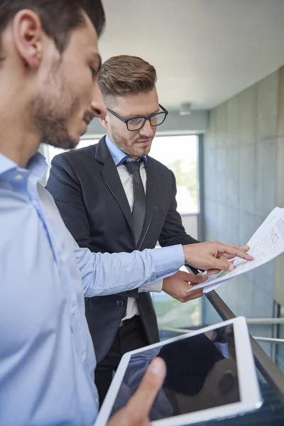 Geschäftsleute prüfen aktuelle Daten auf digitalem Tablet — Stockfoto