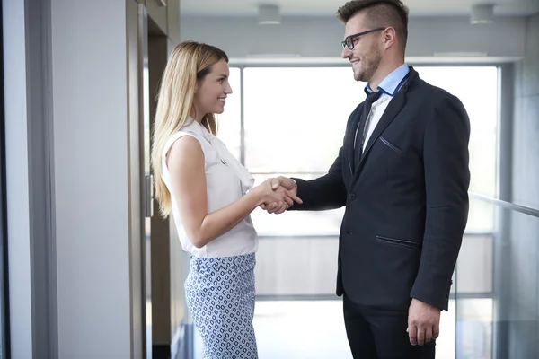 Buen trato entre dos clientes — Foto de Stock