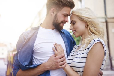 Mutlu çift rüzgarlı gün yürüyüş