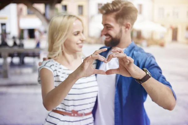 Par gör hjärtat form tecken av händer. — Stockfoto