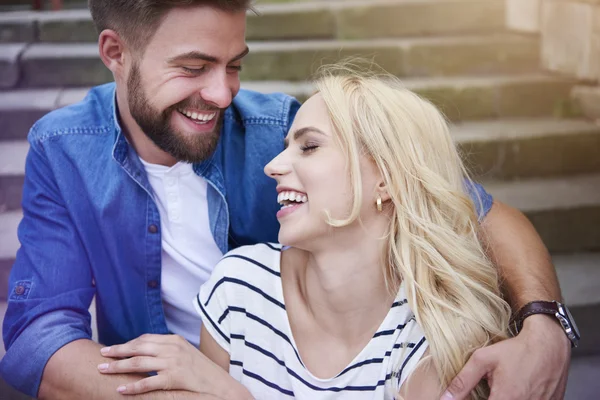 Casal rindo alto nos degraus — Fotografia de Stock