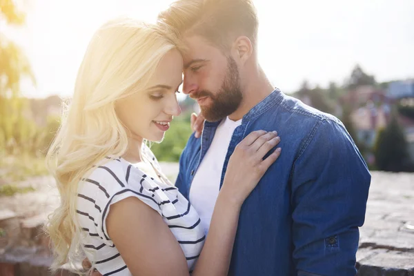 Liefdevol koppel bij zonsondergang — Stockfoto