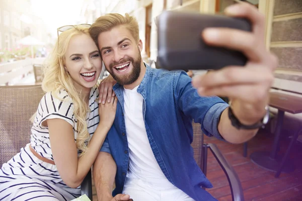 Casal tirando selfie no café — Fotografia de Stock