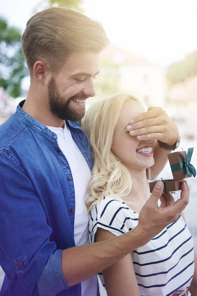 Überraschung für meine süße Freundin — Stockfoto