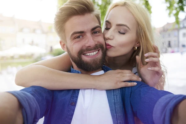 Paar maken selfie in zonnige dag — Stockfoto