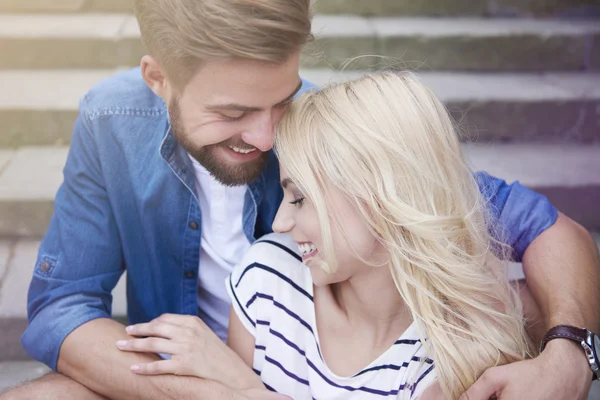 Feliz pareja abrazándose en las escaleras . —  Fotos de Stock