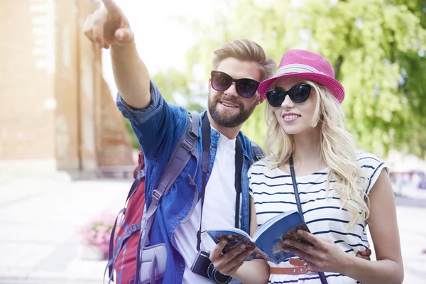 Glada turister promenader på city — Stockfoto