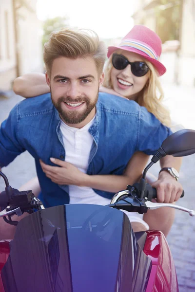 Jong koppel een scooter rijden — Stockfoto