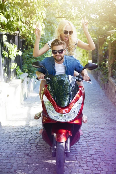 Mensen rijden een scooter op de stad — Stockfoto