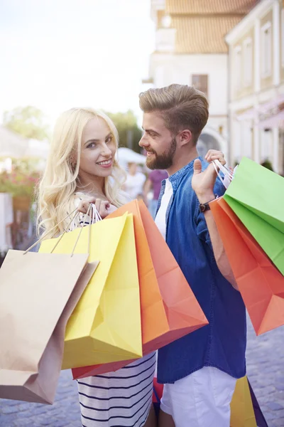 Paar bedrijf shopping tassen — Stockfoto
