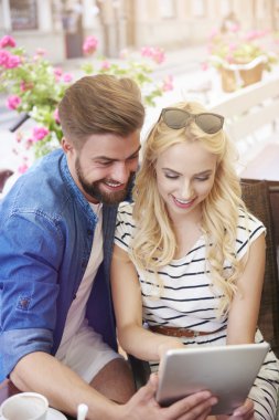 Kafede dijital tablet ile Çift  