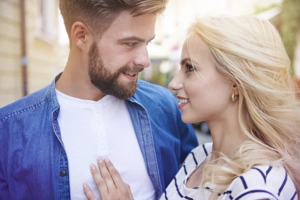 Flertando casal olhando um para o outro — Fotografia de Stock