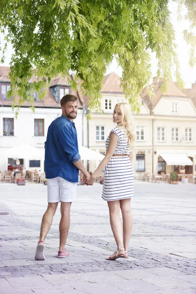 Glückliches Paar spaziert durch die Altstadt — Stockfoto