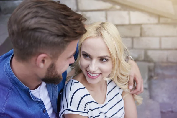 Pareja cariñosa sentada en las escaleras —  Fotos de Stock