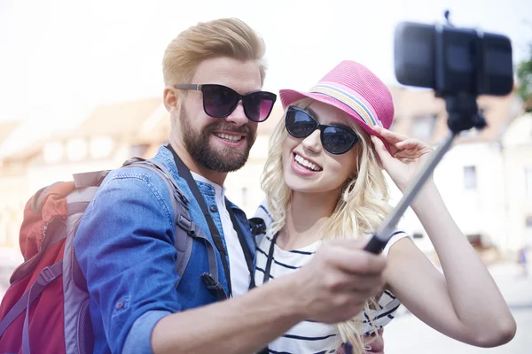 Mann macht Fotos aus dem Urlaub — Stockfoto