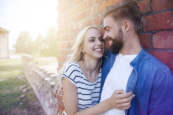 Paar verliefd omarmen samen — Stockfoto