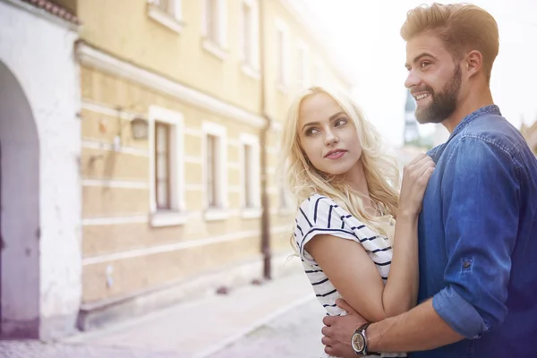 Par promenader genom staden gatan — Stockfoto