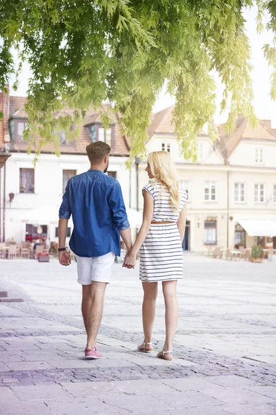 Couple marchant dans la vieille ville — Photo