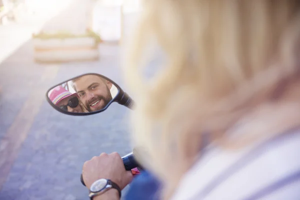 Par speglar i scooter's spegel — Stockfoto