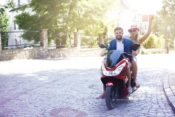 Pareja cariñosa montando una moto — Foto de Stock