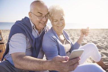 Sahilde şarap içme yaşlılar 