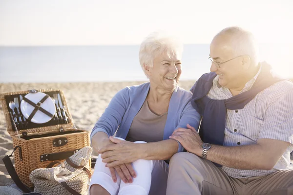 Vrolijke senior paar op de picknick — Stockfoto