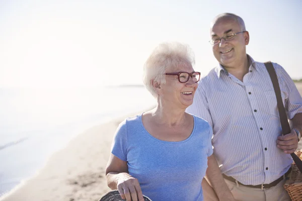 Seniorenpaar genießt Tag am Strand — Stockfoto