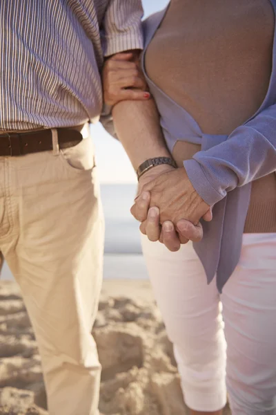 Croisé les mains humaines du couple aîné — Photo