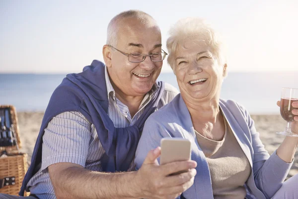 Senior paar dag genieten op het strand — Stockfoto