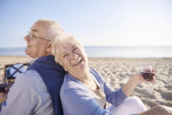 해변에서 하루를 즐기는 노인 부부 — 스톡 사진
