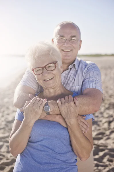 Couple aîné profitant de la journée sur la plage — Photo