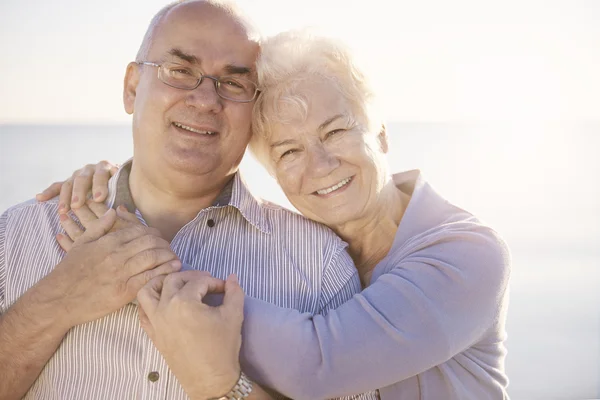 Seniorenpaar genießt Tag am Strand — Stockfoto