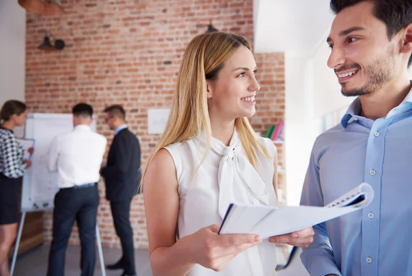 Zwei Büroangestellte im Büro — Stockfoto