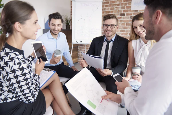 Gruppe von Geschäftsleuten trifft sich — Stockfoto