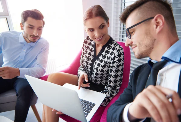 Gruppe von Geschäftsleuten trifft sich — Stockfoto