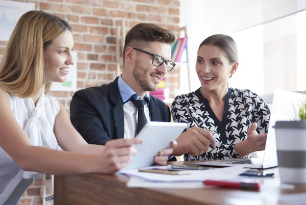 Grupp av affärsmän på mötet — Stockfoto