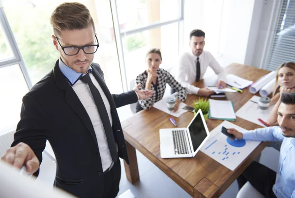 Groep van mensen uit het bedrijfsleven over de bijeenkomst van — Stockfoto