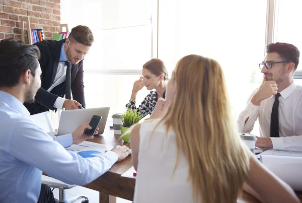 Gruppe von Geschäftsleuten trifft sich — Stockfoto